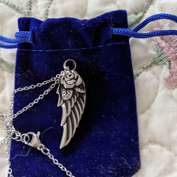 Angel wings necklace with Rose - Picture 2 of 3